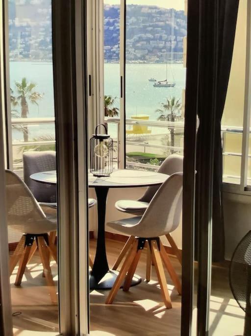 Spacieux Appartement Rose Front Mer Et Piscine Roses Exterior foto