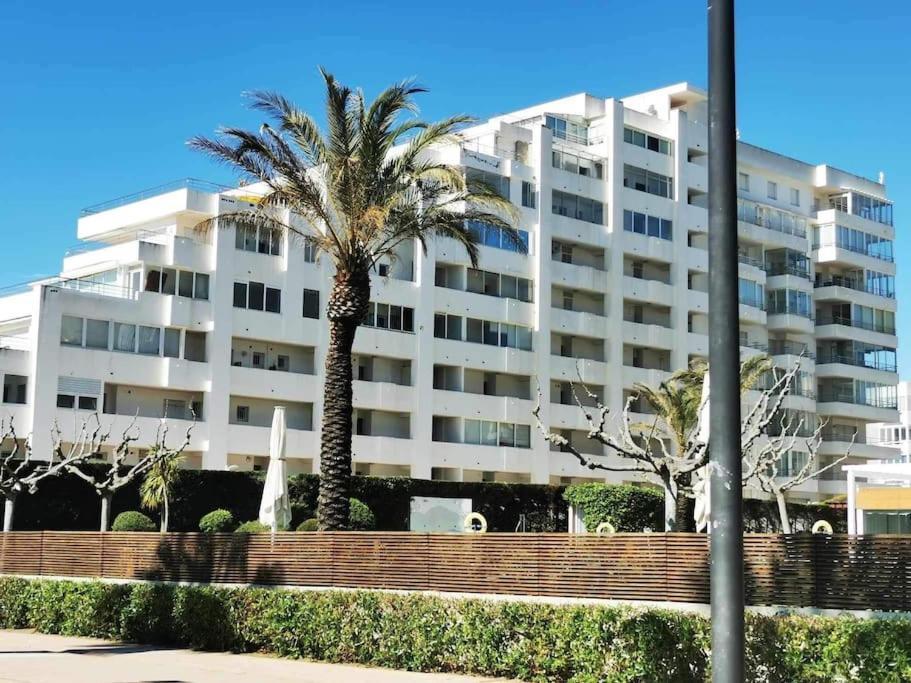 Spacieux Appartement Rose Front Mer Et Piscine Roses Exterior foto