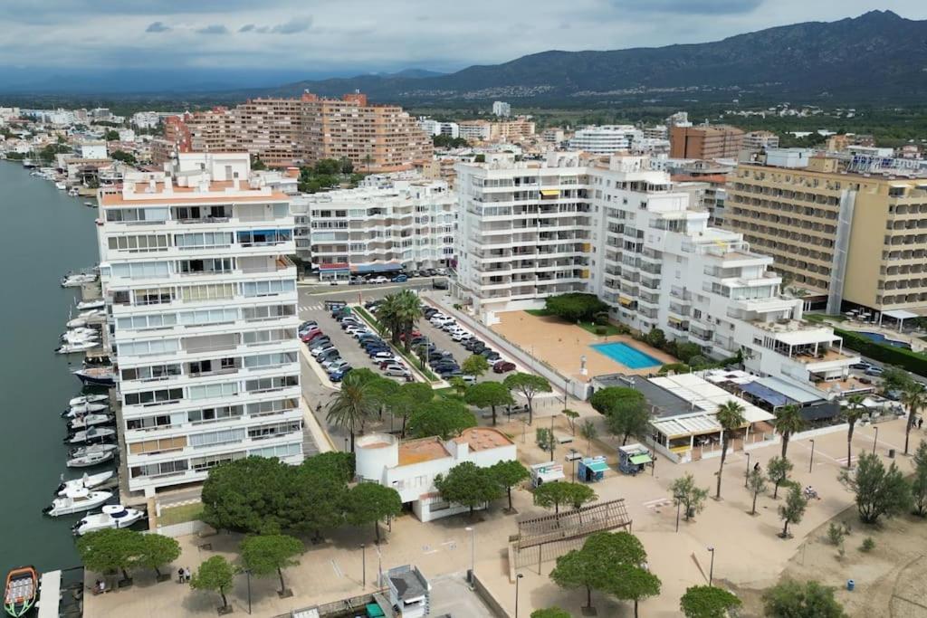 Spacieux Appartement Rose Front Mer Et Piscine Roses Exterior foto