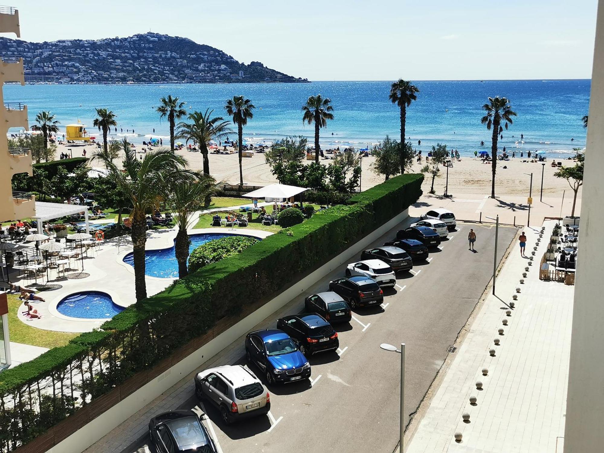 Spacieux Appartement Rose Front Mer Et Piscine Roses Exterior foto