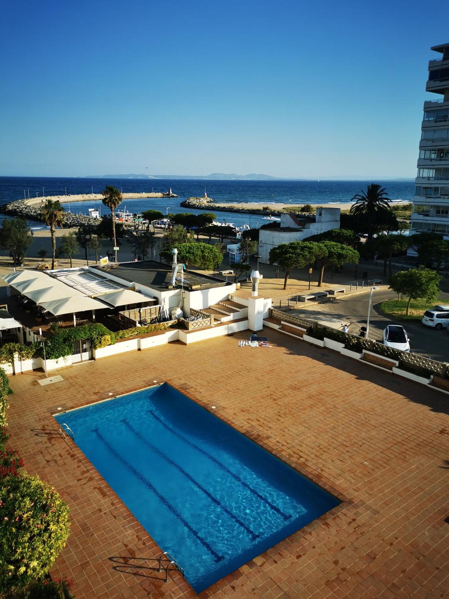 Spacieux Appartement Rose Front Mer Et Piscine Roses Exterior foto
