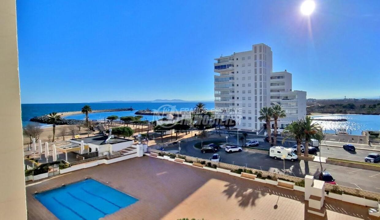 Spacieux Appartement Rose Front Mer Et Piscine Roses Exterior foto